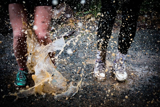 children splashing water